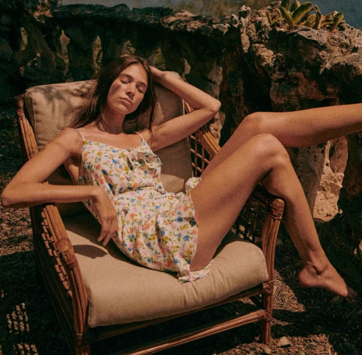 Effortlessly stylish and comfortable, the Combinaison Florence romper features a flattering V-neck design, bow tie waist belt, and a classic floral graphic print. Perfect for casual days or dressed up for a night out, this jumpsuit offers a versatile and tailored fit for any occasion. Look and feel your best with this trendy and chic piece.