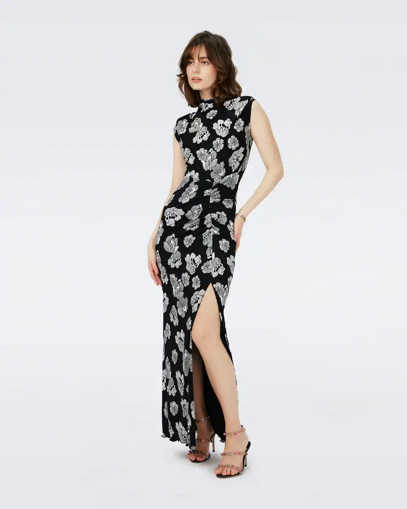 Robe Tammie is a French-inspired dress that's sure to turn heads! Show off your fashionable personality with the split original design and the waist-wrapped print. Ready to impress? Step into this long dress and captivate the room!