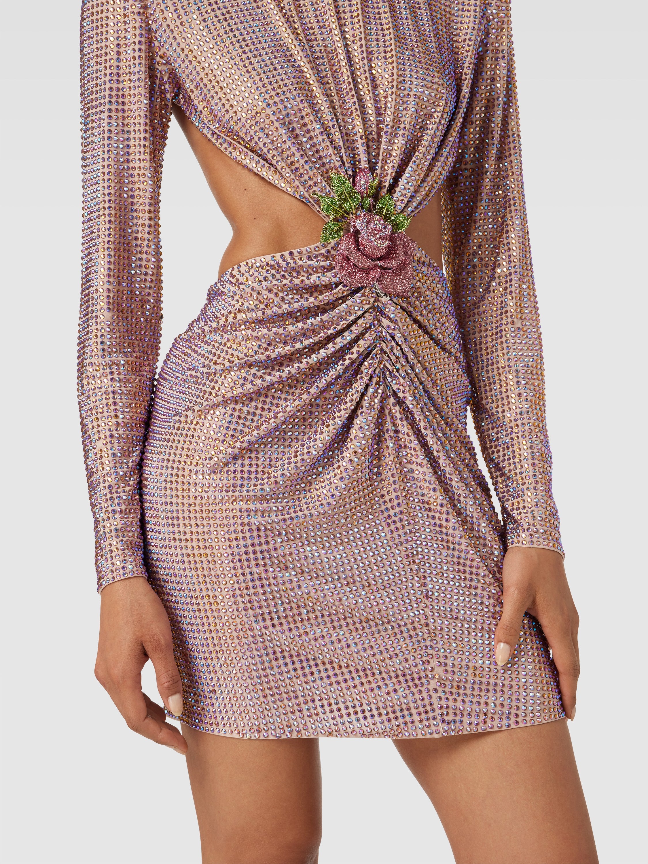 Feel like a glamorous queen in our Robe Irie! This elegant and chic rosa vestido is adorned with shimmering cristales, giving you a mesmerizing glow. Add a touch of luxury to your wardrobe and turn heads wherever you go. Elevate your style game with the Robe Irie.