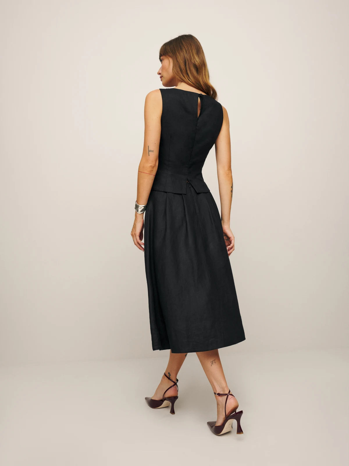 Create a stunning silhouette with our Moya Set. Designed to flatter with a fitted bodice and A-line skirt, this luxurious set is made from lightweight linen for a comfortable, yet chic look. Perfectly pairs with the Wilda Kitten Mule and Gale Velvet Pant for a truly elevated ensemble. Order now and experience the ultimate in sophistication and style.