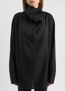 Elevate your wardrobe with this draped woven blouse by Toteme featuring a sophisticated funnel neck and relaxed dropped shoulders for effortless style. The curved hem with a longer back adds a contemporary silhouette, while the detachable cami lining offers versatility and comfort. Perfect for both casual and polished looks, this blouse combines elegance with adaptable wearability.