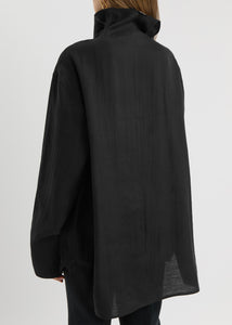 Elevate your wardrobe with this draped woven blouse by Toteme featuring a sophisticated funnel neck and relaxed dropped shoulders for effortless style. The curved hem with a longer back adds a contemporary silhouette, while the detachable cami lining offers versatility and comfort. Perfect for both casual and polished looks, this blouse combines elegance with adaptable wearability.