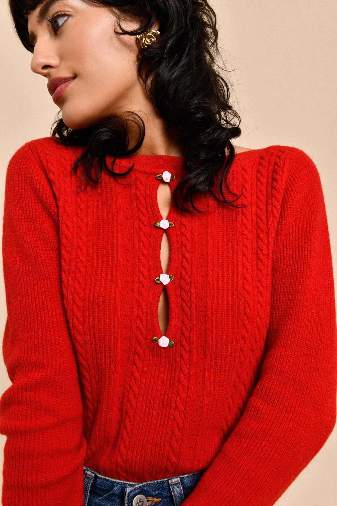 Stay cozy and chic in our Jersey Lauria. Made with a ribbed knit design and cable detailing along the neckline, this cardigan offers both warmth and style. The round neckline and three-drop button closure add delicate touches, while the subtle rose accents add a charming touch to this versatile piece