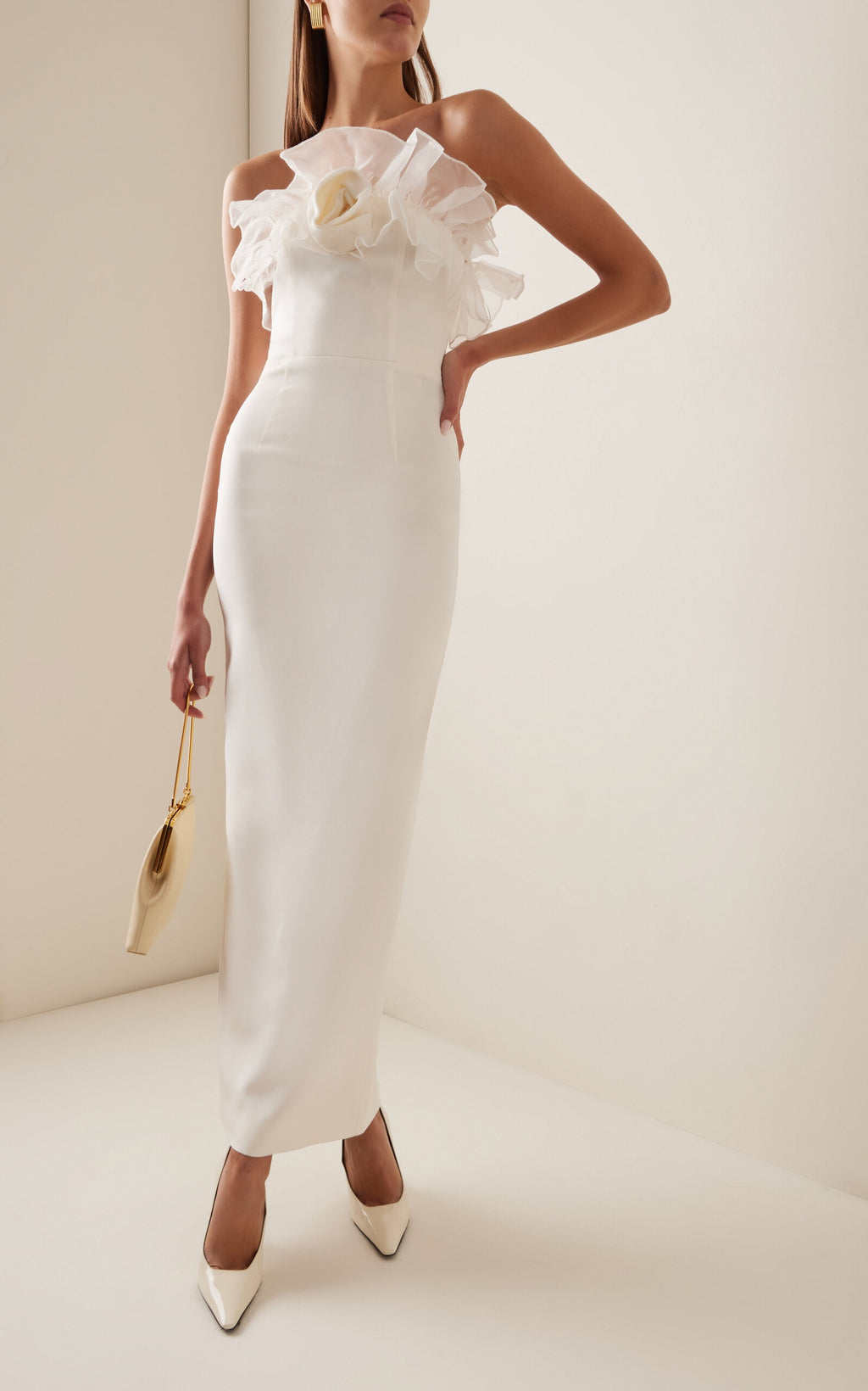 Crafted from a luxurious linen and silk blend, this midi dress features a fitted, boned bodice that shapes your silhouette beautifully. The flowing skirt moves gracefully with every step, while sparkling crystal embellishments catch the light to add an elegant shimmer. Perfect for making a lasting impression, this floral-print dress combines comfort with sophisticated style.