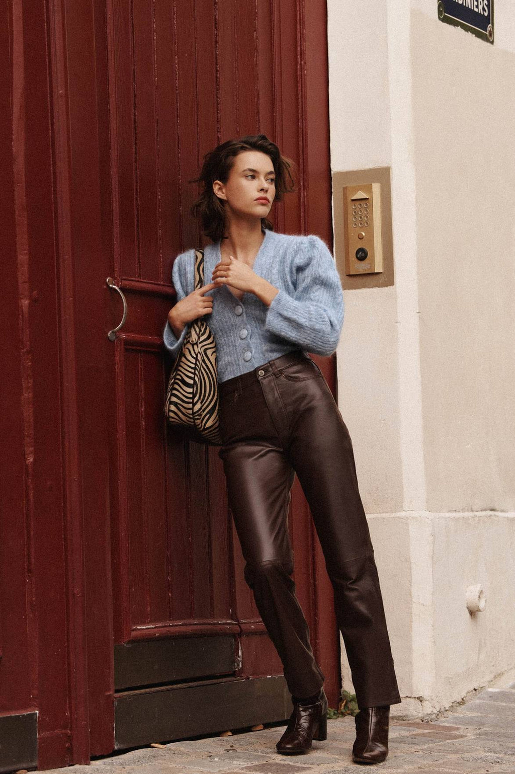 Upgrade your wardrobe with our Pantalón Marais Cuir Chocolat. Crafted from high-quality leather, these pants feature a straight lining for a sleek look and a mid-rise waist for a comfortable fit. With a subtle "R" embroidery on the back pocket, you'll add a touch of elegance to any outfit.