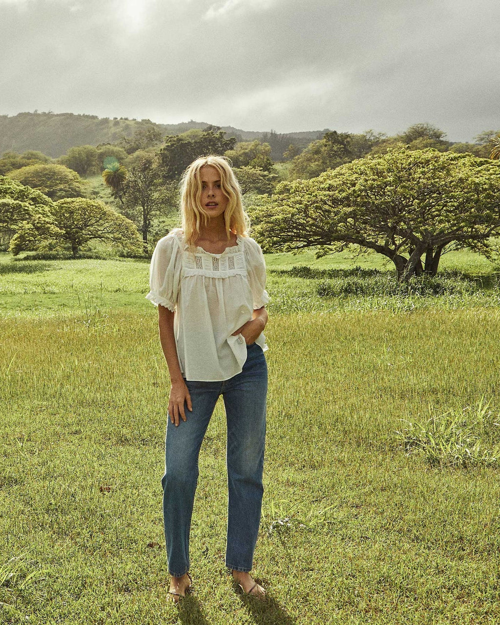 The Frances Top's short puff sleeves and loose fit make it the perfect choice for sunny afternoons. The square neck yoke features a delicate lace ruffle with alternating panels of lace and cotton shirring. In Salt with soft cream lace, this top by Doen combines vintage inspiration with modern style for a charming and refreshing look.