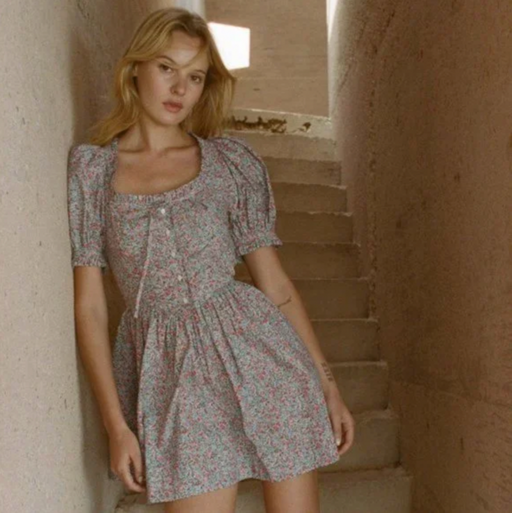 Introducing the Trail Dress Petit Jardin, a versatile mini dress perfect for any outdoor adventure. Crafted with a flattering design, this dress features a beautiful Petit Jardin print that adds a touch of femininity to your wardrobe. Made for comfort and style, it's the perfect choice for your next trail adventure.