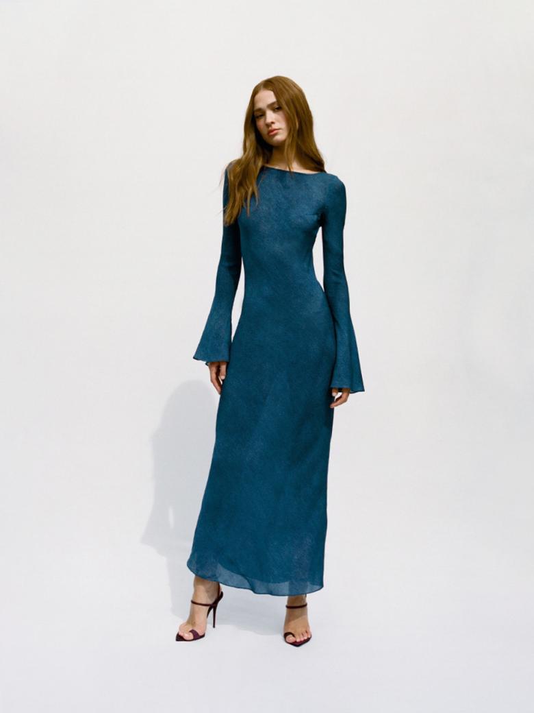 The Dress Gia Denim offers the ultimate refined 70's elegance with its bell sleeves and floor length design. Perfect for an intoxicating night in Marrakech, this dress will make you feel effortlessly chic and stylish. Embrace your inner bohemian with the Gia dress.