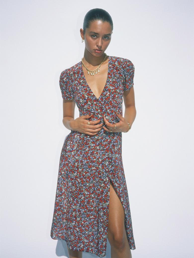 Elevate your wardrobe with the RÉALISATION PAR Womens Dress in the stunning Wildflower print. This versatile and stylish piece is perfect for any occasion, from brunch to date night. With its flattering cut and unique print, you'll turn heads wherever you go. Shop our TEALE dress today.