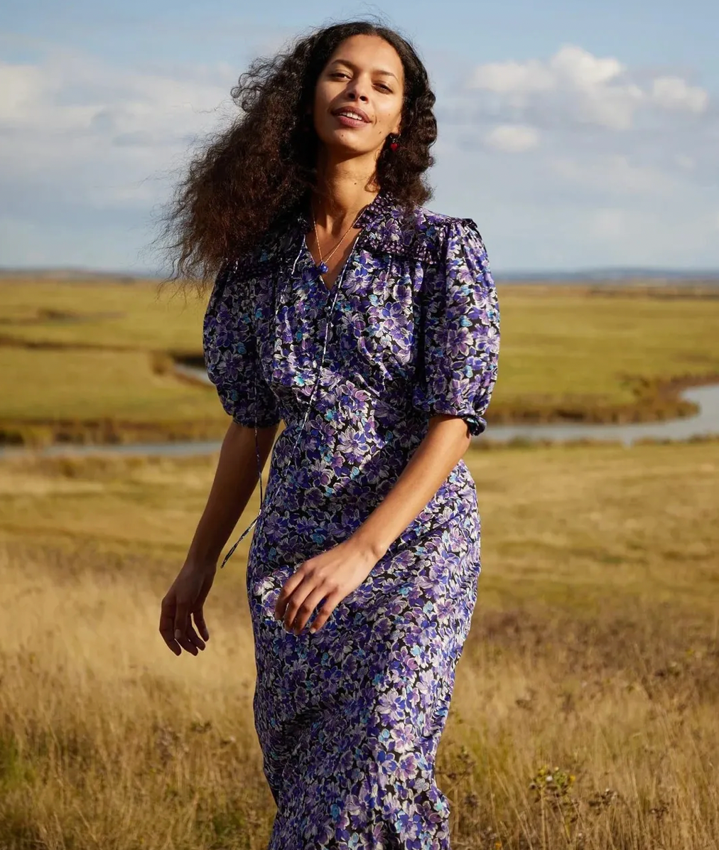 Feel and look gorgeous in Gwen! The new girl on the scene, Gwen in our 80s floral print in beautiful blue hues and with a squared collar detail so subtle she'll make you blush. 