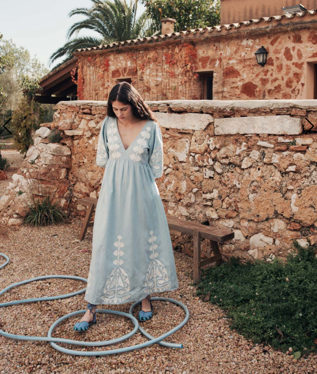 A true wonder! Like a breath of fresh air, this dress of cotton and linen blend is an ode to blue summer skies and white field flowers. We admire its bare back and lose ourselves in its exceptional volume.