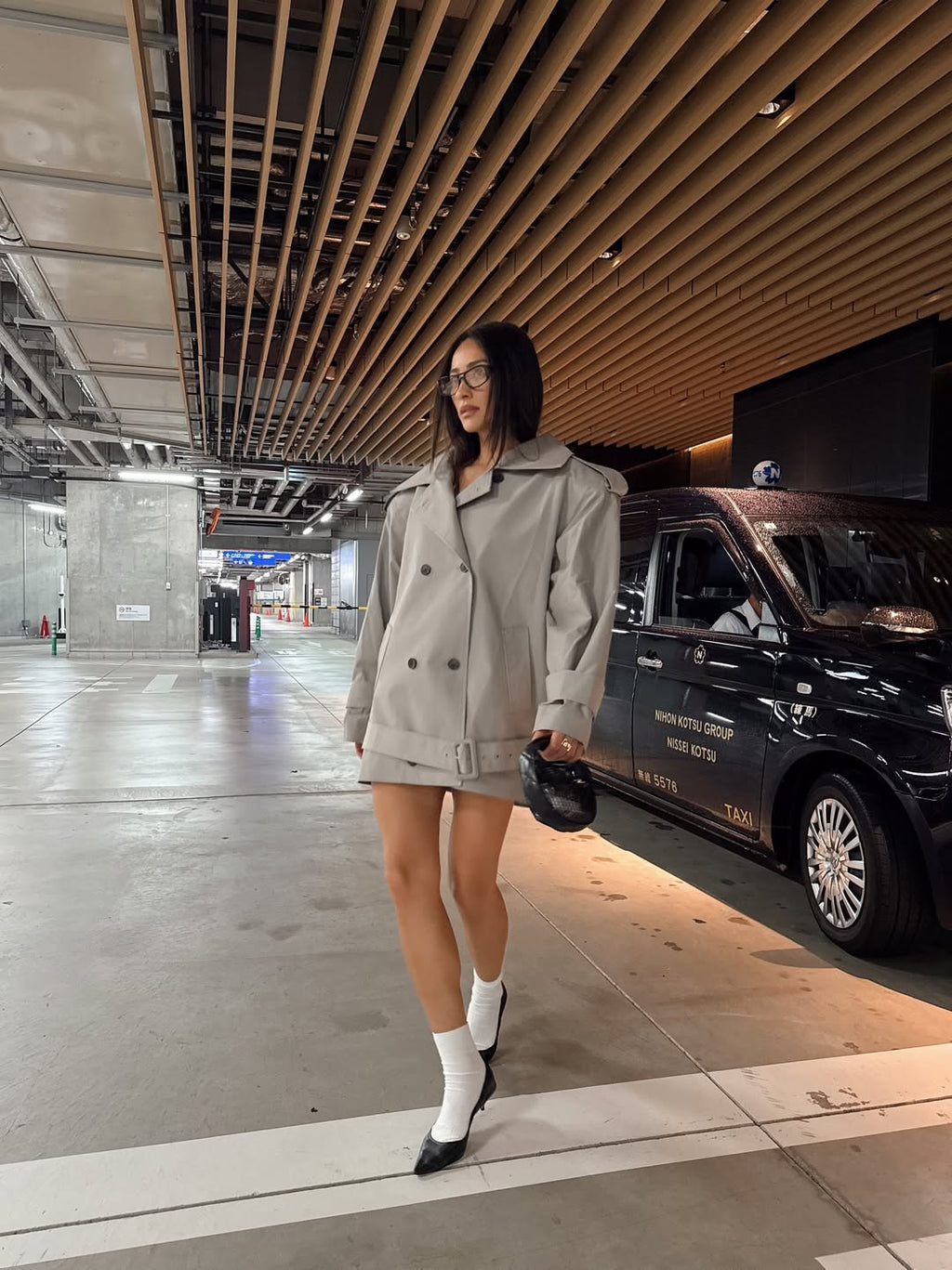 The Major Trench Jacket by Helsa offers a timeless look with functional details like a front button closure and padded shoulders for added comfort. Featuring epaulettes and belted cuffs, it enhances your silhouette while side seam pockets provide practical storage. Crafted from durable gabardine fabric with an optional belt, this jacket combines style and versatility for any season.