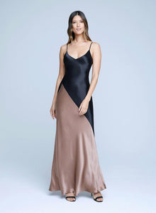 Upgrade your style with effortless elegance in the Dress Serita. This maxi slip dress is made of luxurious pink silk charmeuse, enhancing your silhouette with its bias-cut design. The clean V-neckline and adjustable spaghetti straps add versatility and comfort. Suitable for any occasion, this dress will bring a touch of sophistication to your wardrobe.