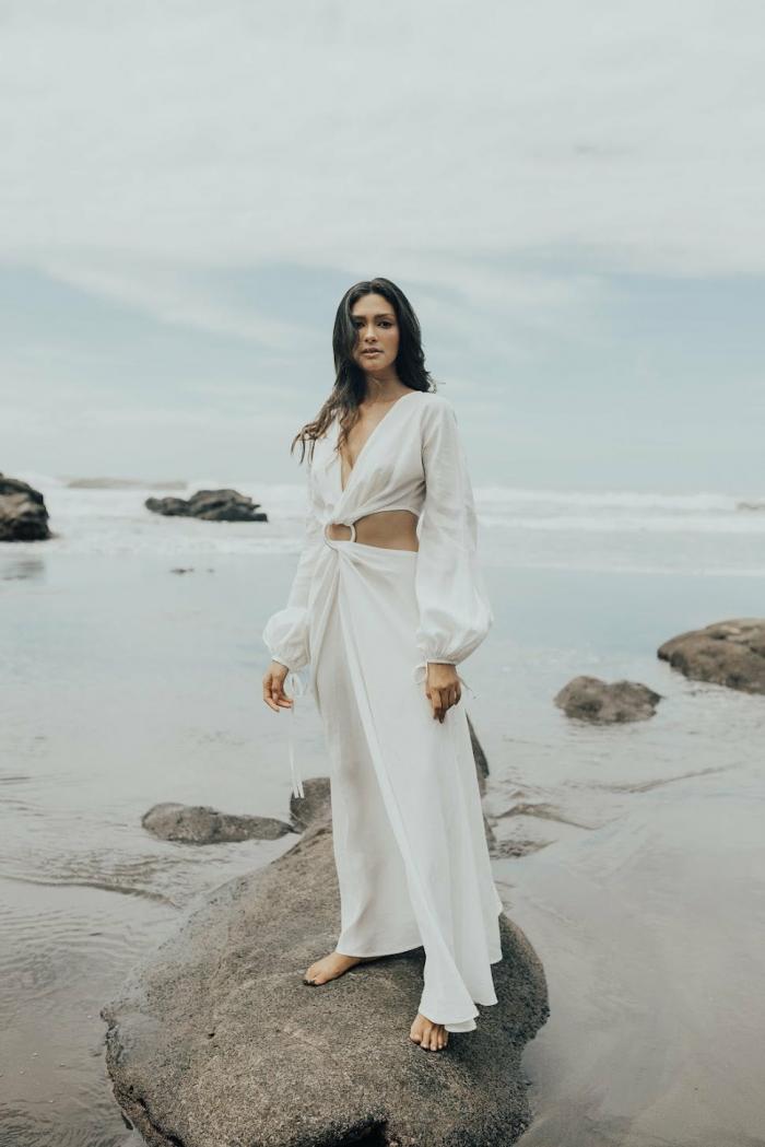 Introducing the Robe Jessie - a must-have addition to your wardrobe! This beautifully crafted dress, designed by Womens Geraldine Garcia, is perfect for any occasion. Its long, flowing fit and elegant silhouette will make you feel confident and stylish. Make a statement with the Jessie Dress.