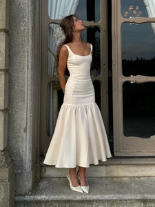 Elevate your wardrobe with the elegant Robe Fleur. This vintage cream dropped waist midi dress exudes timeless beauty and sophistication. Crafted from high-quality materials, it offers a comfortable and flattering fit. Perfect for any occasion, it effortlessly combines vintage charm with modern style.