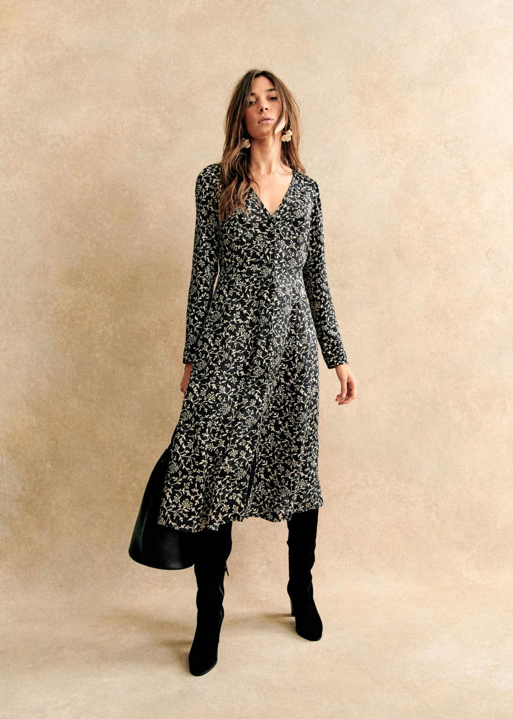 Elevate your style with the Dress Victoriana. This midi dress features long sleeves and a flattering v-neckline. Its waistline is slightly tailored for a slim look, while the front button closure adds a touch of sophistication. Dress to impress with this carefully crafted piece.
