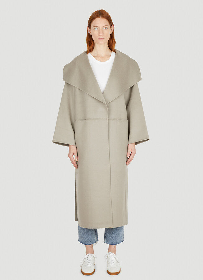 This luxurious signature cashmere coat in grey by TOTEME is the epitome of elegance and refinement. Made from premium cashmere, it provides ultimate warmth and comfort, making it the perfect addition to any sophisticated wardrobe. Elevate your style with this timeless piece.