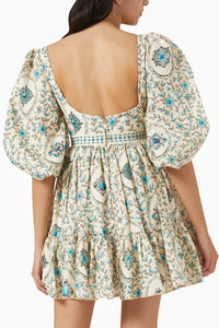The Delirio Platero Hand-embroidered Mini Dress in Linen by Agua Bendita combines expert craftsmanship with luxurious comfort. Meticulously hand-embroidered and fashioned from breathable linen, this dress features elegant puffed sleeves that add a refined, playful touch. Perfectly suited for warm weather, it offers a sophisticated yet effortless look that enhances your summer wardrobe with enduring style.