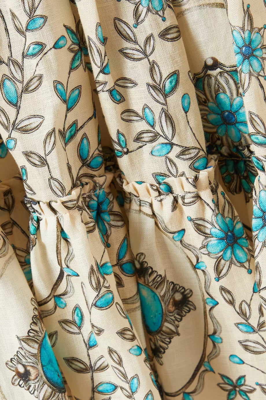 The Delirio Platero Hand-embroidered Mini Dress in Linen by Agua Bendita combines expert craftsmanship with luxurious comfort. Meticulously hand-embroidered and fashioned from breathable linen, this dress features elegant puffed sleeves that add a refined, playful touch. Perfectly suited for warm weather, it offers a sophisticated yet effortless look that enhances your summer wardrobe with enduring style.