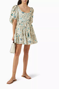 The Delirio Platero Hand-embroidered Mini Dress in Linen by Agua Bendita combines expert craftsmanship with luxurious comfort. Meticulously hand-embroidered and fashioned from breathable linen, this dress features elegant puffed sleeves that add a refined, playful touch. Perfectly suited for warm weather, it offers a sophisticated yet effortless look that enhances your summer wardrobe with enduring style.