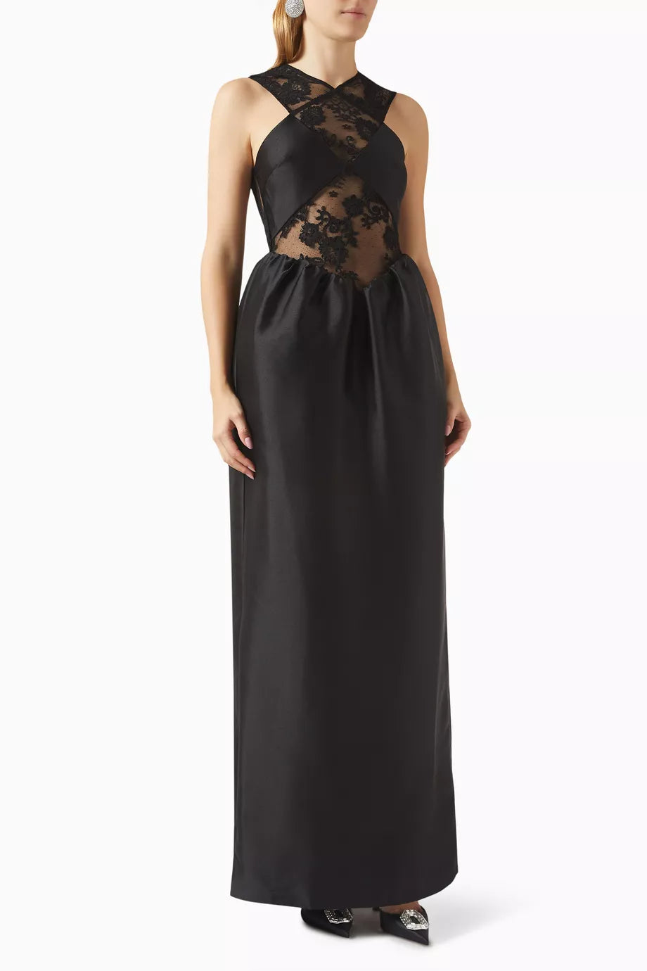 The Lace Maxi Dress in Taffeta by Self-Portrait embodies classic sophistication, blending structured taffeta with intricate lace accents. This elegant design offers a refined silhouette ideal for formal events. Enhance your look with statement earrings and sleek heels to complete a polished evening outfit.