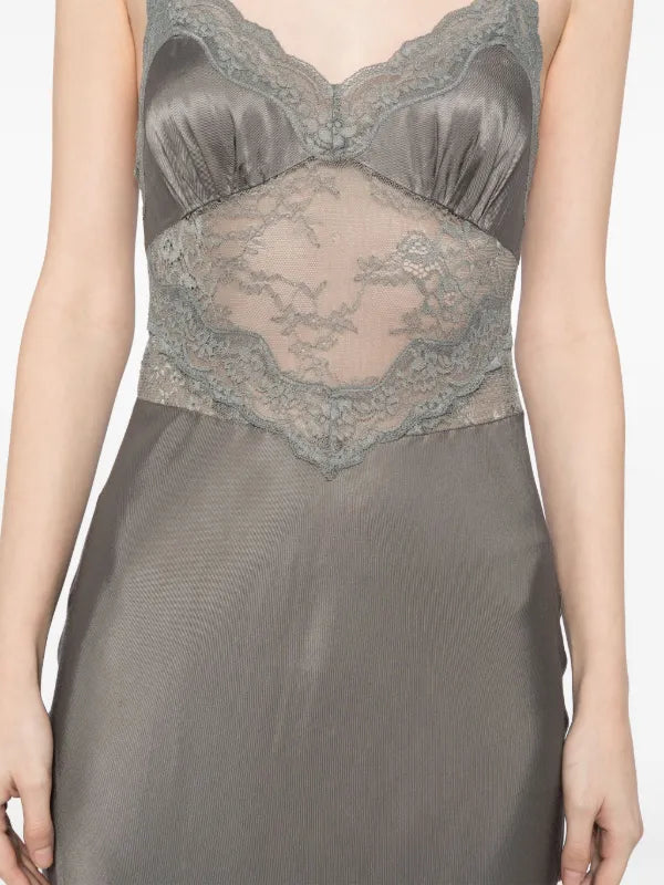 The Amoras Gown by Bec & Bridge combines elegance and allure with its satin-feel fabric and flattering V neckline. Featuring stretch lace at the midsection and gathered bust cups, it enhances your silhouette effortlessly. A delicate lace trim along the neckline adds a feminine touch, making this gown an ideal choice for any formal event where you want to stand out gracefully.