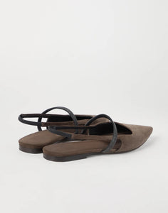 Elevate your style with our Monili-chain suede ballerina shoes from Brunello Cucinelli. The smooth and velvety texture of the precious suede, combined with sparkling monili embroidery on the thin instep strap, creates a contemporary and feminine aesthetic. Perfect for those who seek adventure and style, these flats are the perfect addition to any outfit.