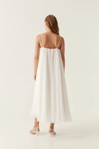 Introducing the Filigree Sweetheart Midi Dress by AJE, the epitome of elegance and luxury. Designed with a relaxed fit and adjustable straps, this dress effortlessly flatters your silhouette. The wired curve neckline and whipstitch details add a touch of sophistication, while the voluminous smock skirt and permanent plissé pleating throughout create a whimsical flow.