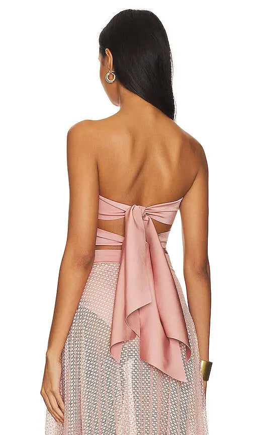 This versatile two-piece set features a strapless design and resembles a corset, exuding elegance and sophisticated style. Its fibers provide excellent elasticity, ensuring a comfortable fit as it conforms to the body's shape. Pair with the matching bikini bottoms or Jardin de Rosas skirt for a complete look, or wear it with this lightweight, flowy skirt that showcases the leg's silhouette through small cuts.