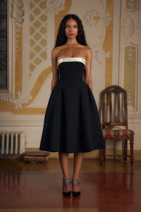 This exquisite Opera Silk Dress exudes sophistication and luxury with its strapless design and two interchangeable collars in velvet and silk. The inner bodice features silicone gripper elastic for a perfect fit while the high hip godets provide a flattering silhouette and built-in pockets for convenience. Boning on the side adds structure and the invisible zipper adds a seamless finish.