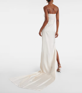 Experience effortless elegance with the La Robe Noiva satin gown by Jacquemus. Crafted from luxurious satin, this gown drapes beautifully to highlight your silhouette with understated sophistication. Its sleek design offers a modern, refined look perfect for special occasions, ensuring you stand out with timeless charm. Elevate your wardrobe with this statement piece that combines comfort and high fashion seamlessly.