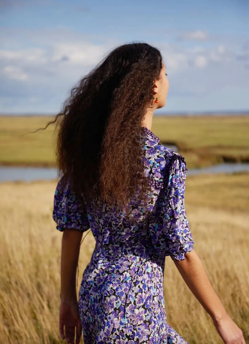 Feel and look gorgeous in Gwen! The new girl on the scene, Gwen in our 80s floral print in beautiful blue hues and with a squared collar detail so subtle she'll make you blush. 