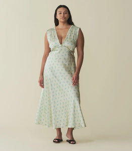 In buttery silk satin, the ‘30s-inspired Tahlia Dress features a plunging V-neckline and a surplice back trimmed with petite ruffles. The fan-favorite style, which we first debuted last spring, includes a fitted bodice with an adjustable back waist tie that gives way to an ankle-grazing bias-cut skirt, while a snap closure allows you to adjust the neckline.