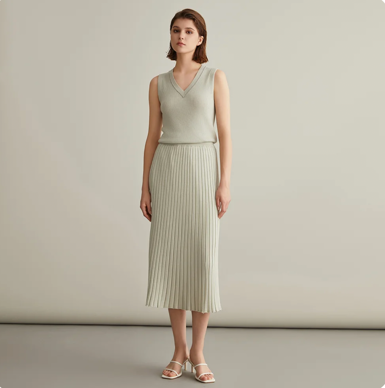 Elevate your wardrobe with Ensemble Anne. Our luxurious women's clothing features wholesale merino wool and silk for a lightweight yet stylish look. Versatile summer skirts and vests, designed for the fashion-forward woman. A perfect set for any occasion.