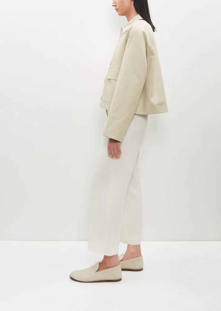 Elevate your everyday wardrobe with this sand beige cropped jacket by Toteme, crafted from sustainable organic cotton twill for a refined, eco-conscious choice. The boxy silhouette offers a contemporary silhouette that flatters effortlessly, while the spread collar and raglan sleeves deliver relaxed sophistication. Practical deep flap pockets keep essentials within reach, and the combination silver-tone zipper and press buttons closure provides versatile styling options. 