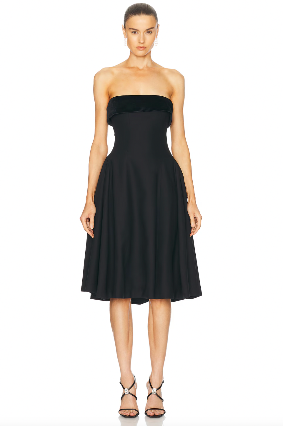 This elegant dress is versatile and stylish with its two interchangeable collars in luxurious velvet and silk. The silicone gripper elastic ensures a secure fit, while the built-in pockets add functionality. Perfect for any occasion, this dress is a must-have for the fashion-forward woman.