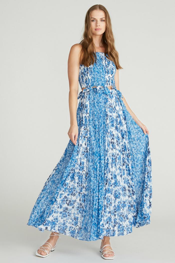 Elevate your style with the Dress Holland Tie Pleated. This beautiful dress features a stunning Mykonos Blue Porcelain Floral design and a feminine tie waist for a flattering silhouette. Perfect for any occasion, this outfit will make you feel confident and chic.