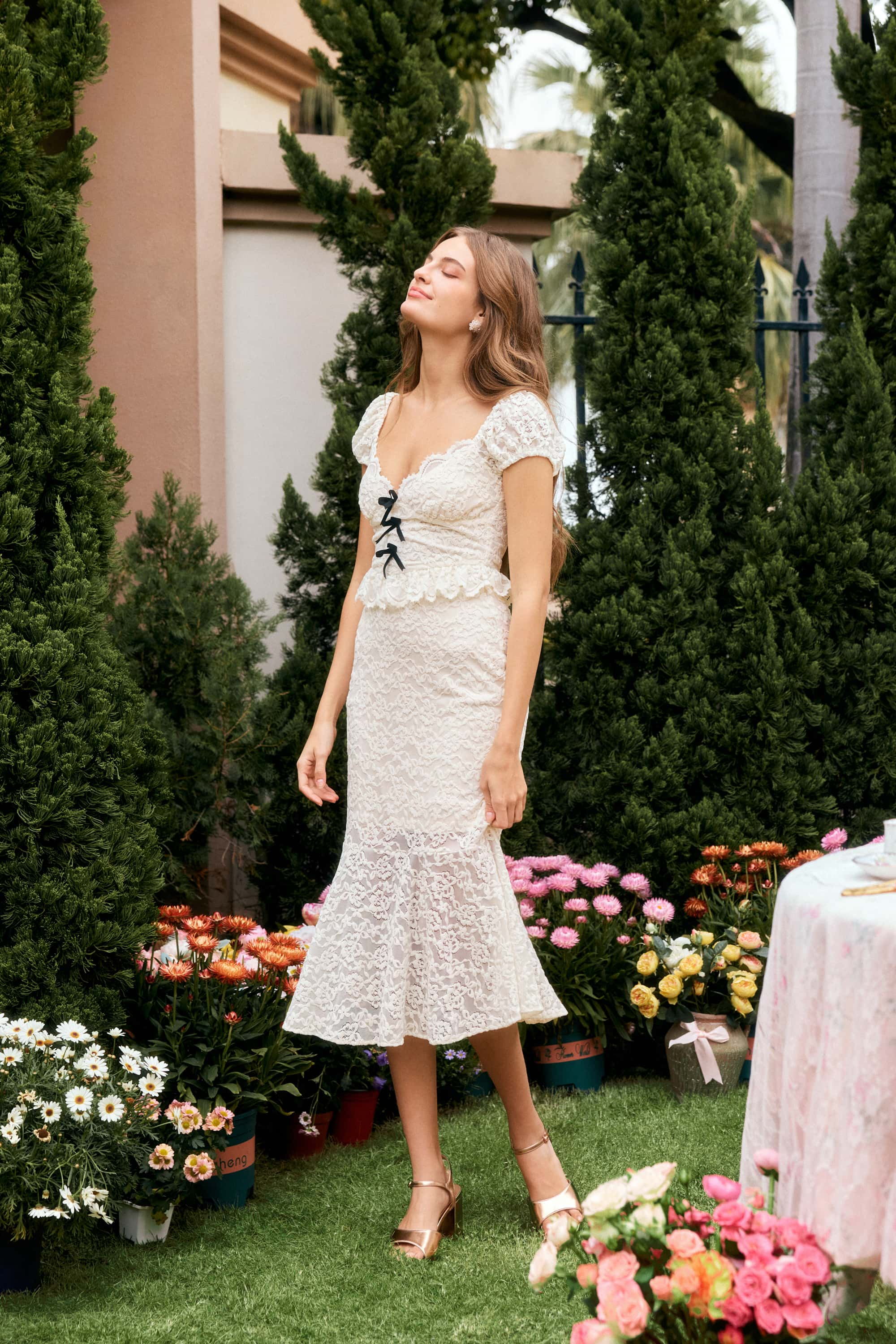 Indulge in timeless elegance with the Robe Brianna. This lace short-sleeved midi dress exudes grace and sophistication, making it the perfect choice for any special occasion. Feel confident and beautiful in this stunning piece that seamlessly combines style and comfort.