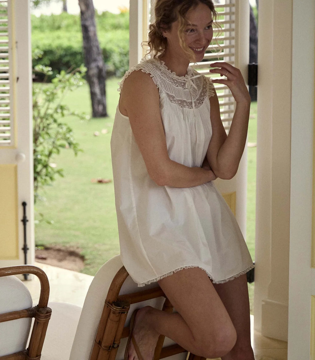 In crisp 100% organic cotton poplin, the ‘60s-inspired Danses Dress features a breezy A-line cut and a round neckline trimmed with floral scallop lace, pintucks, and a grosgrain ribbon tie. The mini-length hemline is adorned with scallop lace trim.