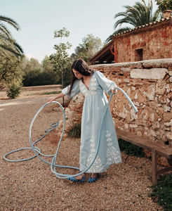 A true wonder! Like a breath of fresh air, this dress of cotton and linen blend is an ode to blue summer skies and white field flowers. We admire its bare back and lose ourselves in its exceptional volume.