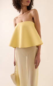 La Robe Vela by Jacquemus combines a structured crepe bodice with a flowing silk chiffon skirt, offering an elegant silhouette that moves with ethereal lightness. Perfect for those who desire sophistication paired with delicate softness, this dress enhances your presence with its refined yet airy design. Experience timeless elegance that effortlessly captures attention.