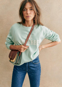 Introducing the Pull Chiara - a sustainable and stylish choice. Stay cozy in our long sleeve organic cotton sweatshirt featuring an embroidered "La Superbe" logo. Comfortable, with a classic round neck, this top is perfect for everyday wear.