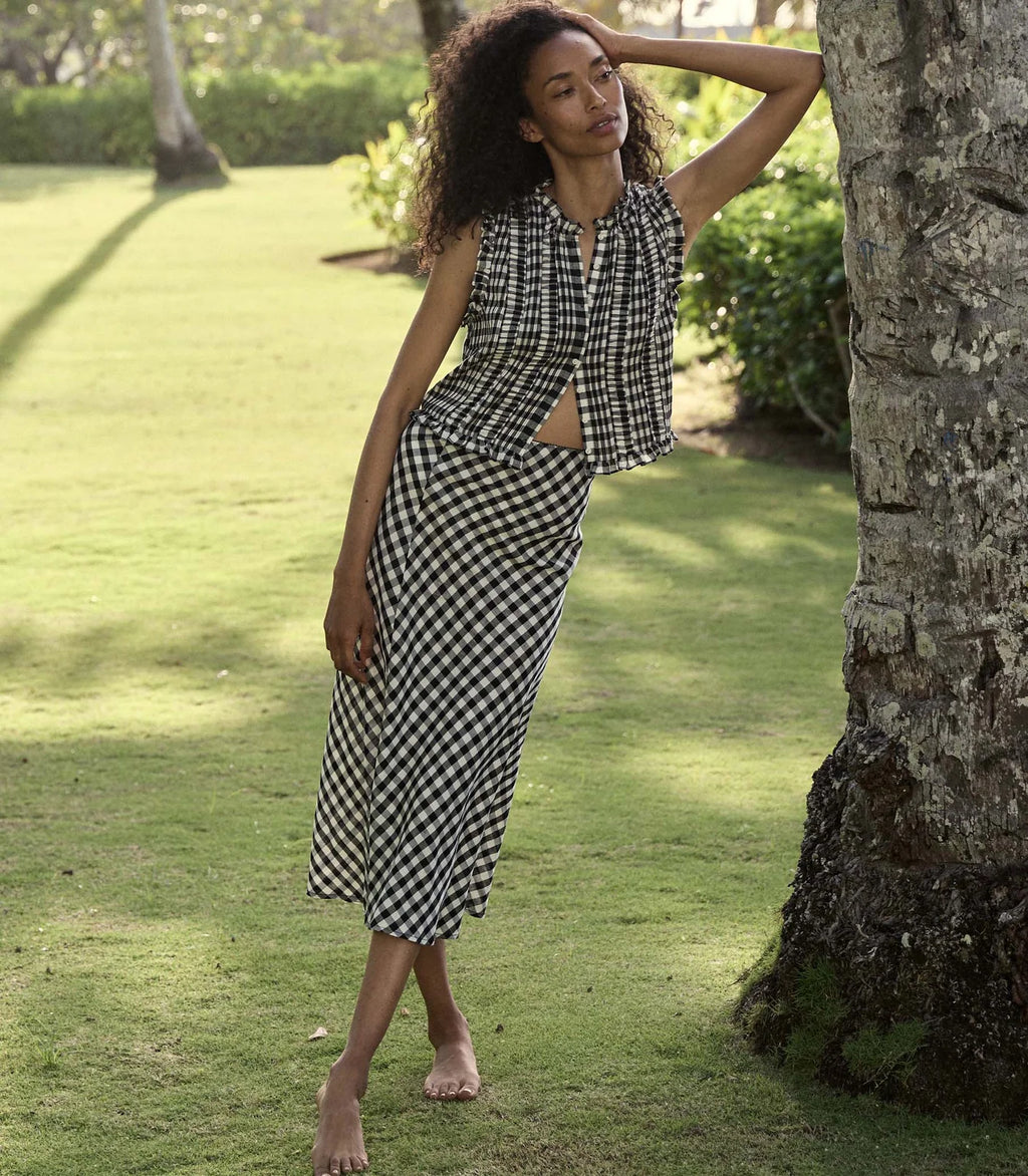 Crafted from a lightweight rayon-linen blend and rendered in our yarn-dyed Marilyn Gingham, the Elowen Skirt is our take on a '90s-style slip skirt. The high waist is trimmed with elastic scallop detailing, while a bias-cut skirt falls to mid-calf.