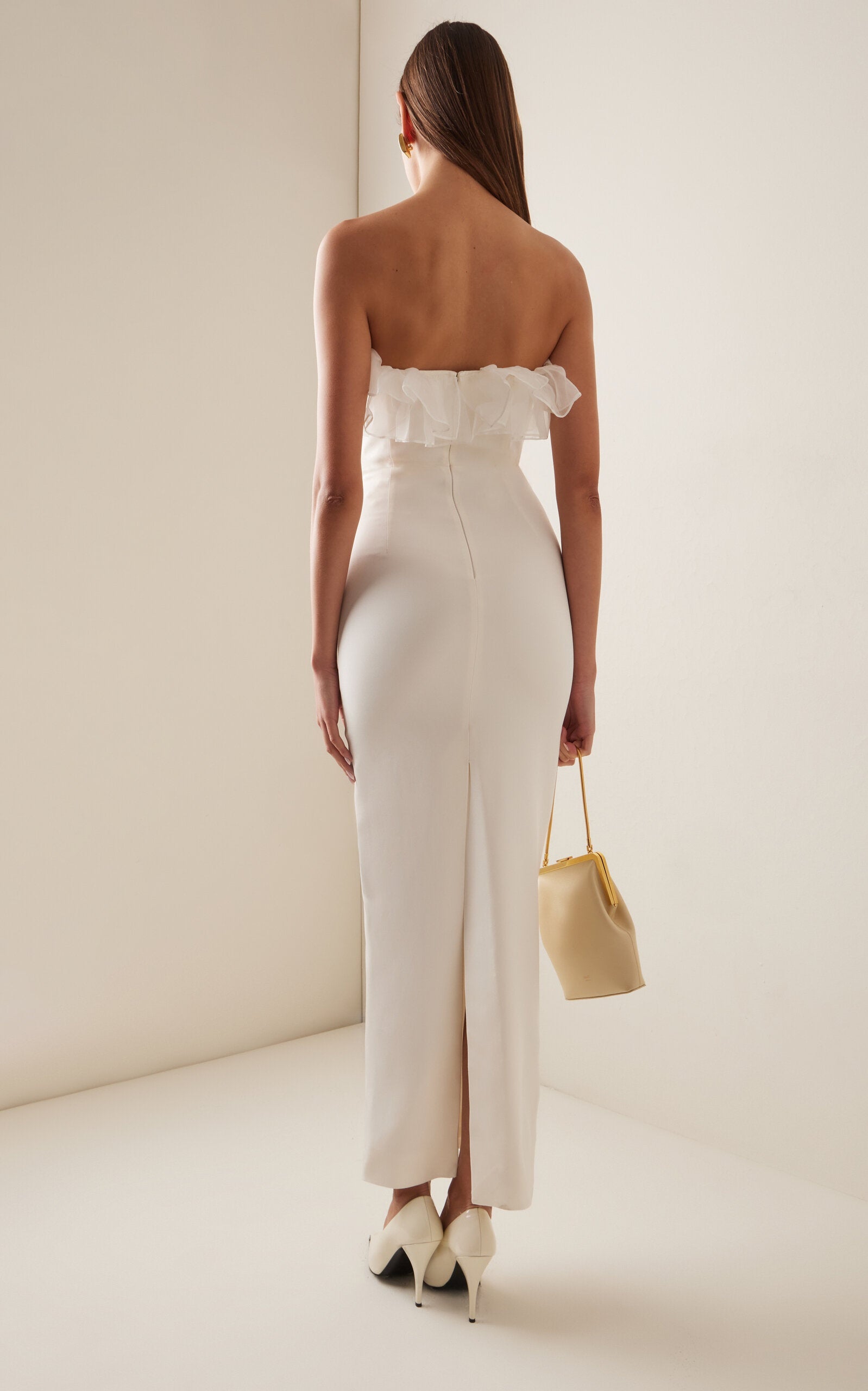 Crafted from a luxurious linen and silk blend, this midi dress features a fitted, boned bodice that shapes your silhouette beautifully. The flowing skirt moves gracefully with every step, while sparkling crystal embellishments catch the light to add an elegant shimmer. Perfect for making a lasting impression, this floral-print dress combines comfort with sophisticated style.