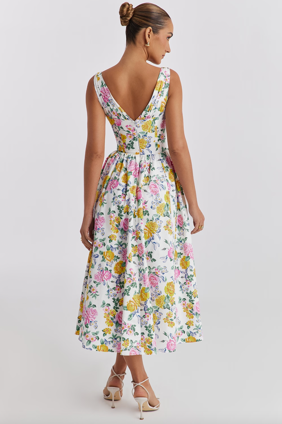 The 'Emelina' dress exudes effortless elegance with its blend of cotton-rich fabric and stretch, perfect for any occasion. The gathered bust and corseted waist create a flattering silhouette, while the midi skirt adds a feminine touch. The versatile white vintage rose print and convenient back zipper make it a go-to choice for any season.