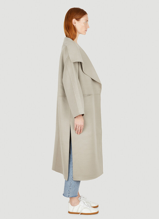 This luxurious signature cashmere coat in grey by TOTEME is the epitome of elegance and refinement. Made from premium cashmere, it provides ultimate warmth and comfort, making it the perfect addition to any sophisticated wardrobe. Elevate your style with this timeless piece.