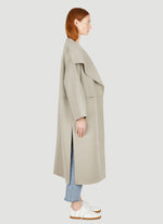 Load image into Gallery viewer, This luxurious signature cashmere coat in grey by TOTEME is the epitome of elegance and refinement. Made from premium cashmere, it provides ultimate warmth and comfort, making it the perfect addition to any sophisticated wardrobe. Elevate your style with this timeless piece.
