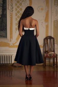 This exquisite Opera Silk Dress exudes sophistication and luxury with its strapless design and two interchangeable collars in velvet and silk. The inner bodice features silicone gripper elastic for a perfect fit while the high hip godets provide a flattering silhouette and built-in pockets for convenience. Boning on the side adds structure and the invisible zipper adds a seamless finish.