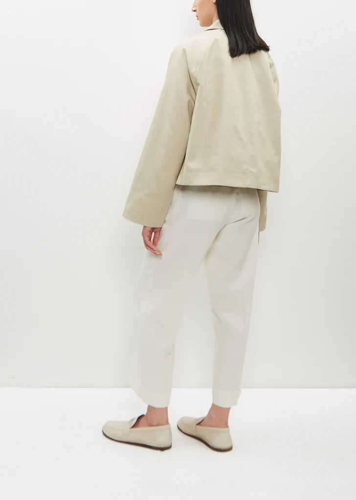 Elevate your everyday wardrobe with this sand beige cropped jacket by Toteme, crafted from sustainable organic cotton twill for a refined, eco-conscious choice. The boxy silhouette offers a contemporary silhouette that flatters effortlessly, while the spread collar and raglan sleeves deliver relaxed sophistication. Practical deep flap pockets keep essentials within reach, and the combination silver-tone zipper and press buttons closure provides versatile styling options. 