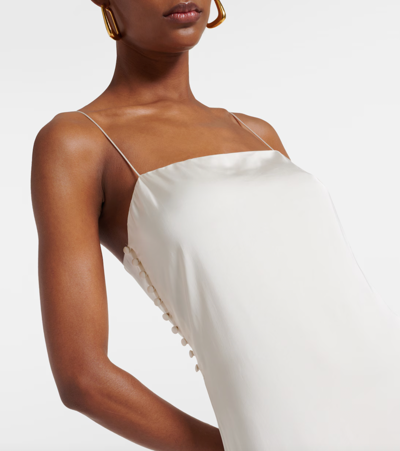 Experience effortless elegance with the La Robe Noiva satin gown by Jacquemus. Crafted from luxurious satin, this gown drapes beautifully to highlight your silhouette with understated sophistication. Its sleek design offers a modern, refined look perfect for special occasions, ensuring you stand out with timeless charm. Elevate your wardrobe with this statement piece that combines comfort and high fashion seamlessly.